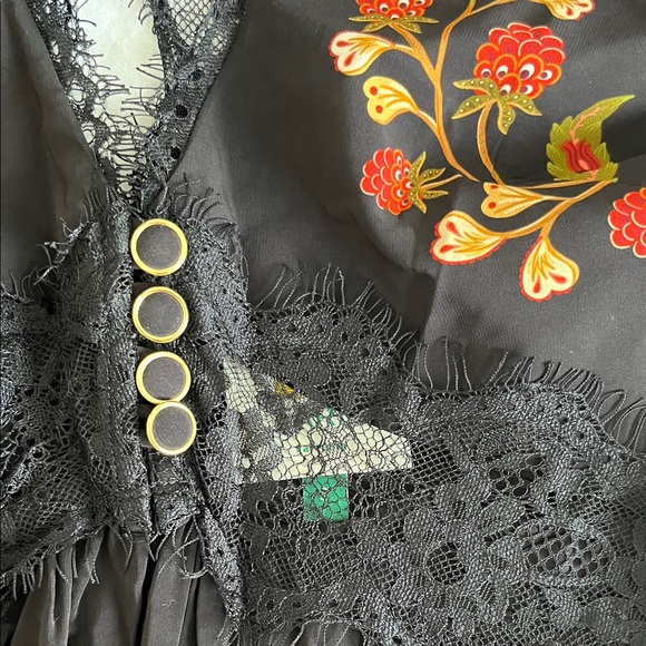 Berry Garden Lace Detail Sleeveless Top - Picture 4 of 4